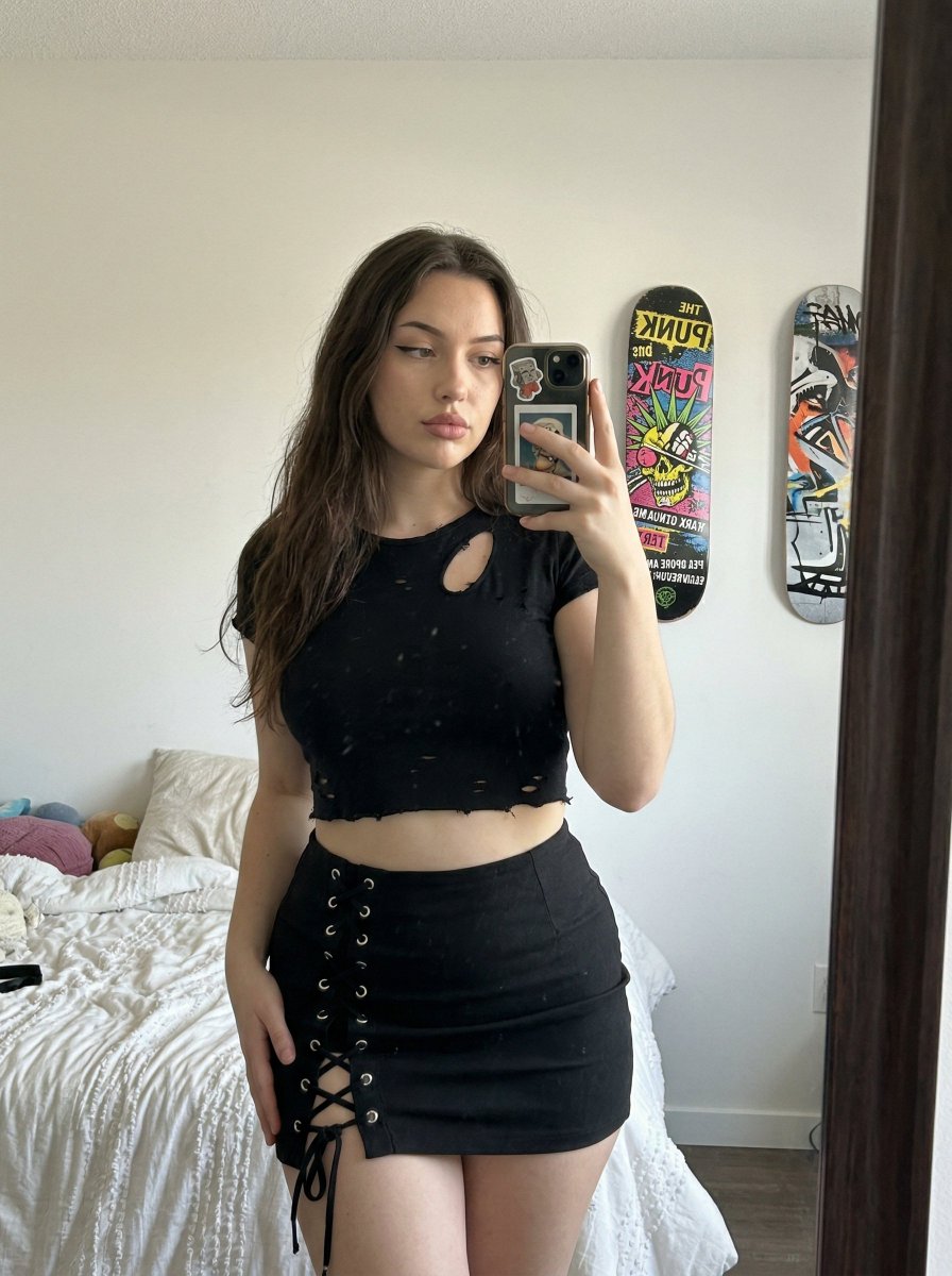 Profile / Avatar - Realistic Curvy Woman Mirror Selfie